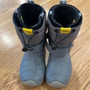 Girls Keen Snow boots size 12